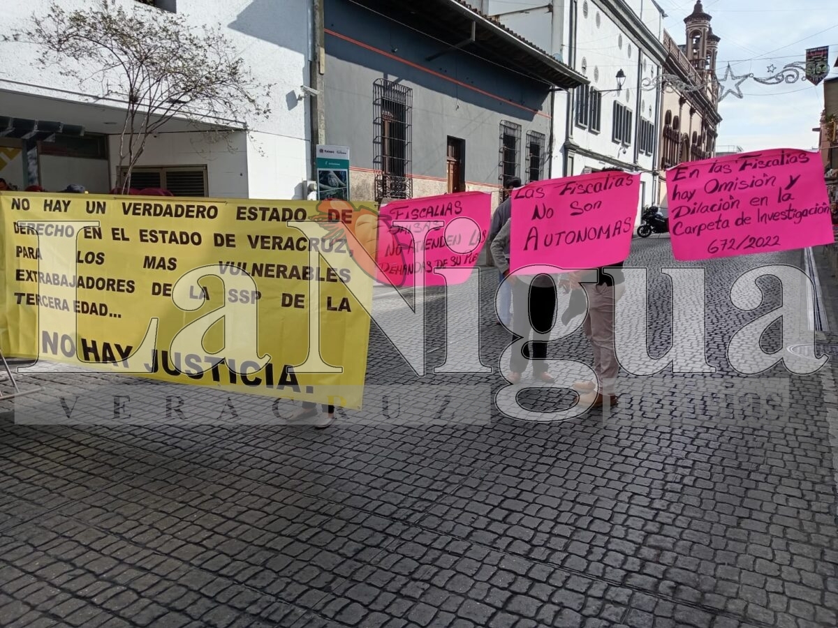 Ex trabajadores de la Policía Intermunicipal Poza Rica-Tihuatlán-Coatzintla bloquean calles; exigen justicia tras despidos y omisiones judiciales