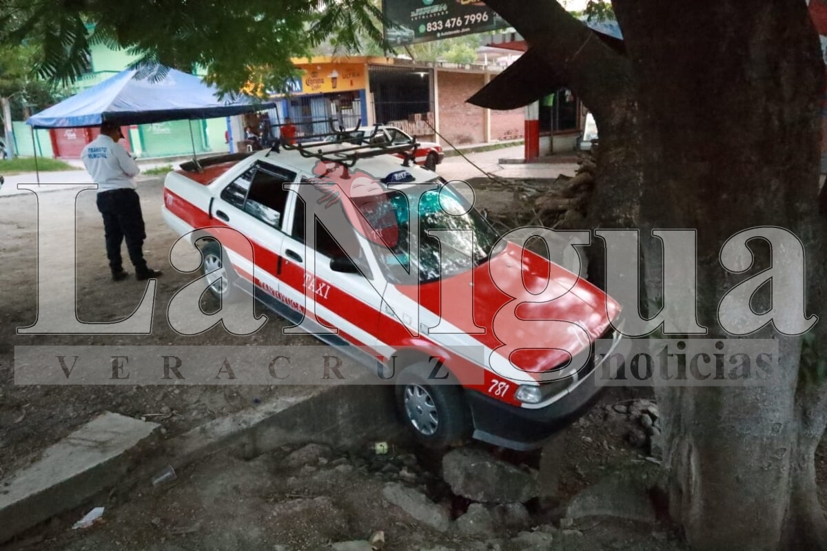 Taxista quedó como “chivito al precipicio”