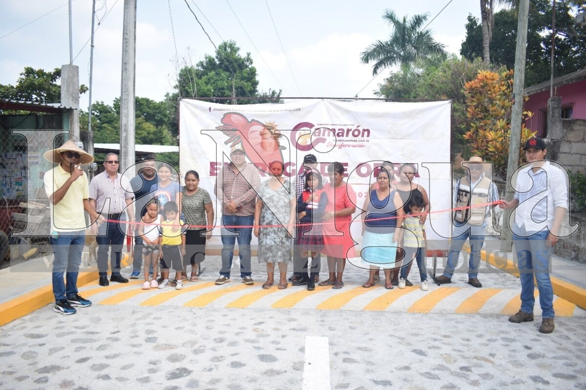 SE REALIZA LA ENTREGA A VECINOS DE LA CALLE ALLENDE DE LA COL. EL CARMEN Y 1,040 METROS CUADRADADOS DE PAVIMENTO CICLÓPEO DE LA AV. INDEPENDENCIA ENTRE CALLE BRAVO Y AQUILES CÓRDOVA MORÁN DE LA CABECERA MUNICIPAL.