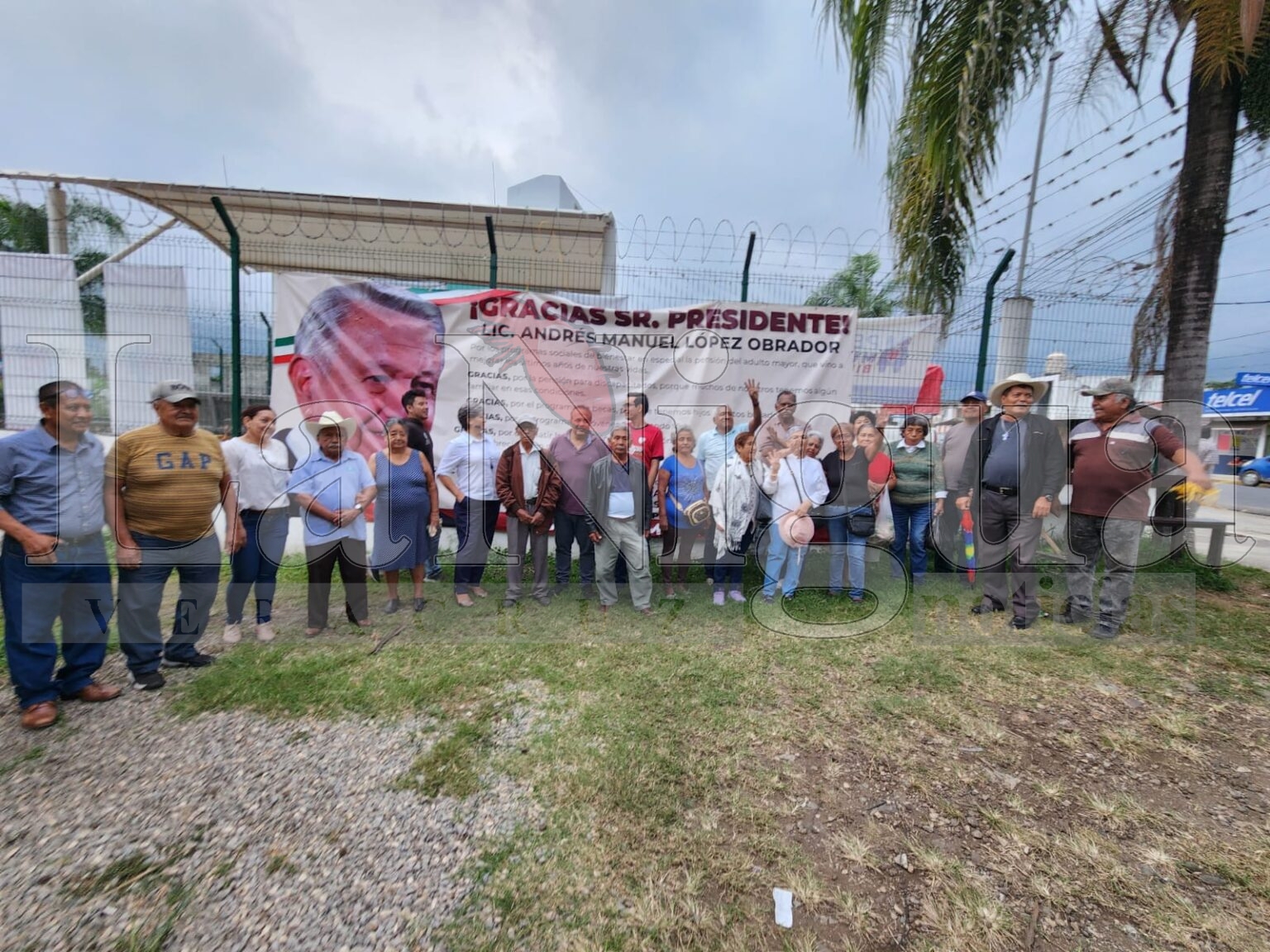 Abuelitos ponen lona de Gracias a AMLO