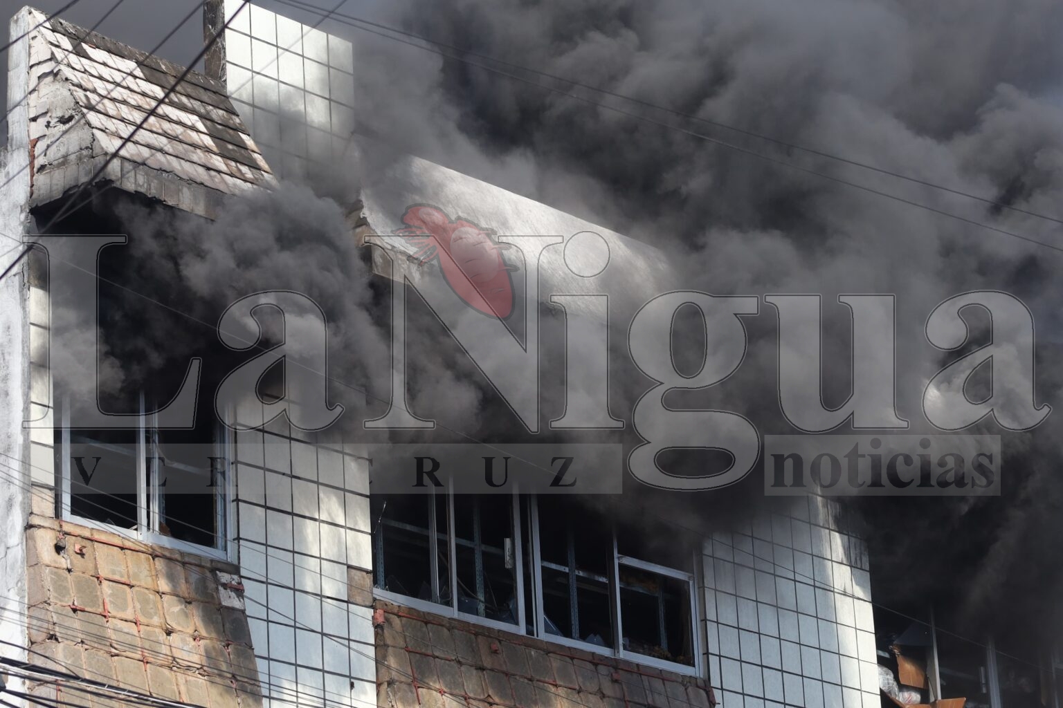 MÁS DE 30 BOMBEROS INVOLUCRADOS, UN INTOXICADO, UN HERIDO Y TRES HORAS DE LABORES, SALDO TRAS INCENDIO EN BODEGAS DE CORTÉS Y BRAVO