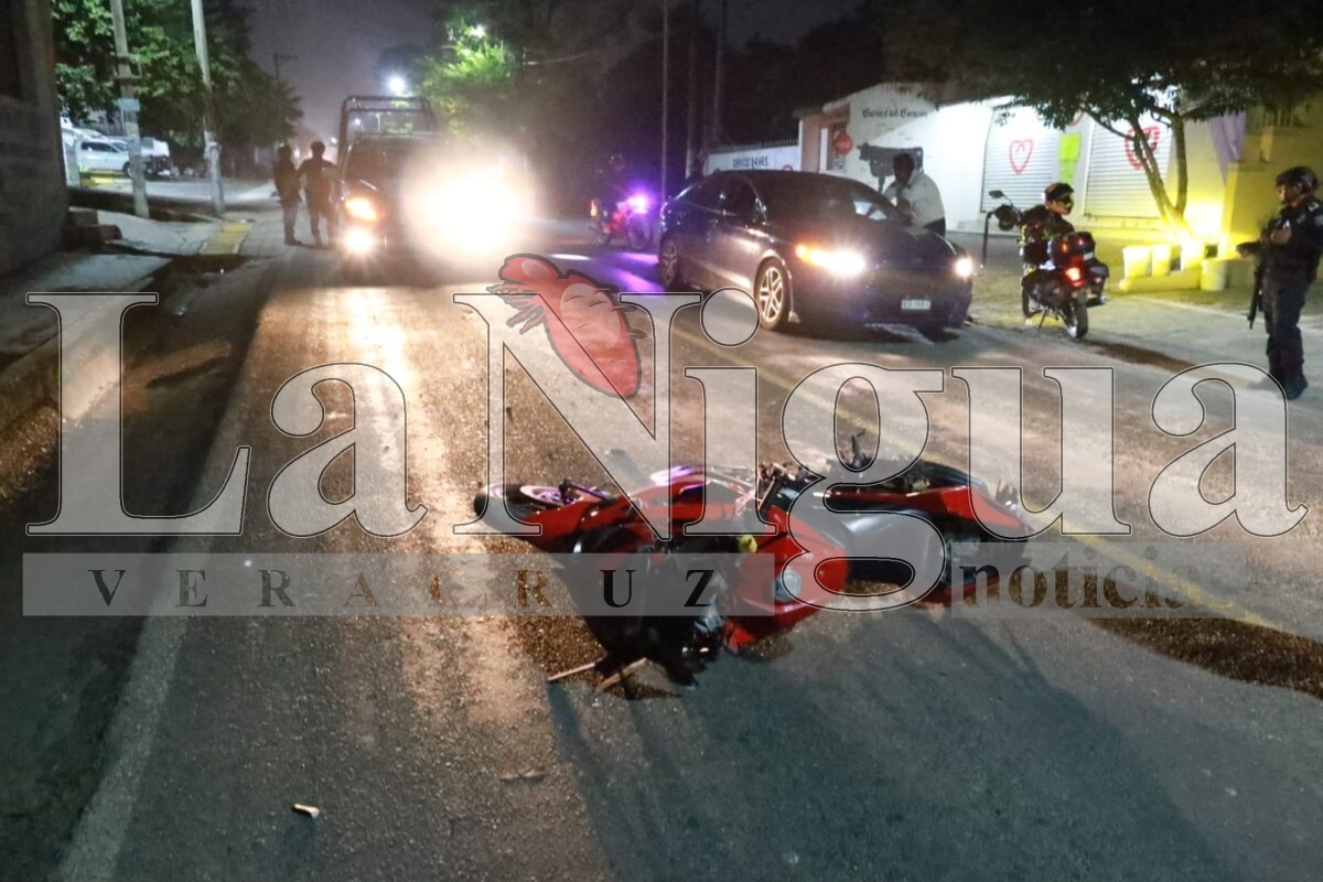 Motociclista ebrio destroza su unidad y la deja abandonada a media carretera