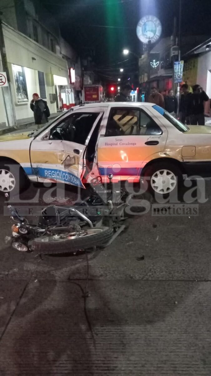 Choca motocicleta contra taxi