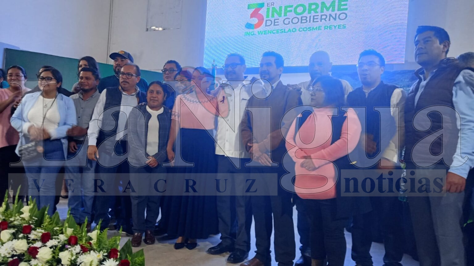 Rinden homenaje a Benito Aguas Atlahua durante el Tercer Informe de Resultados en Zongolica