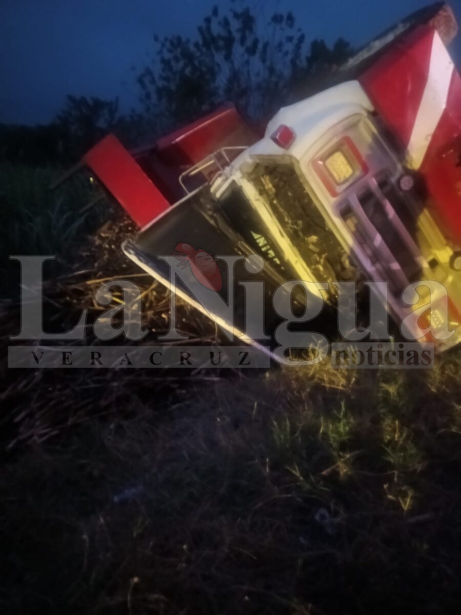 Volcadura de carro cañero provoca movilización