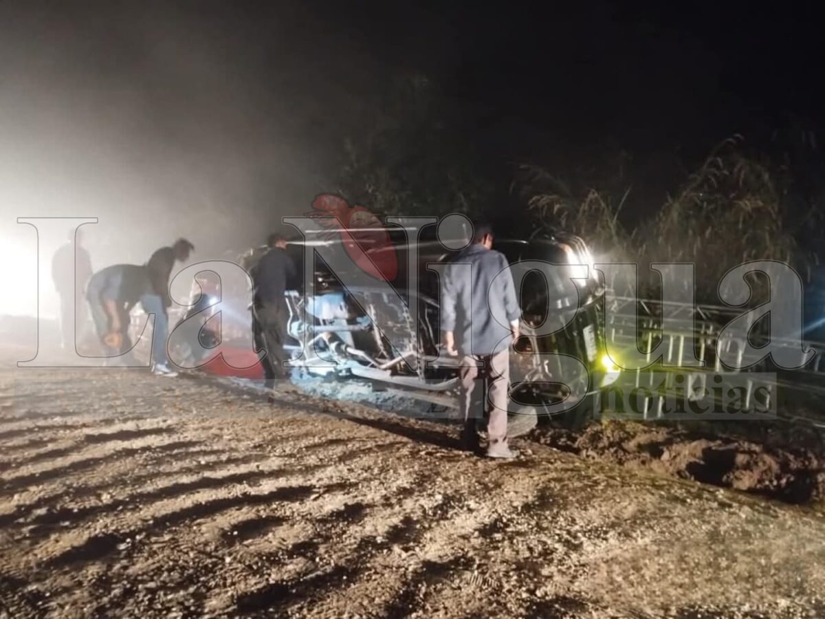 Camioneta de grupo musical sufre volcadura en Hidalgotitlán.
