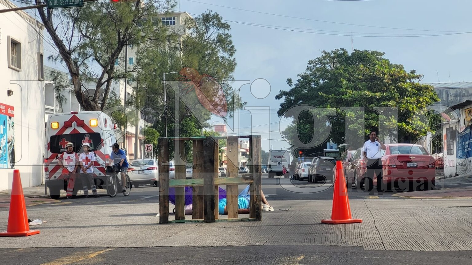 FALLECE TRAS SER EMBESTIDA POR UN RUTA POCHOTA; CHÓFER HUYE Y ABANDONA EL URBANO CON TODO Y PASAJE