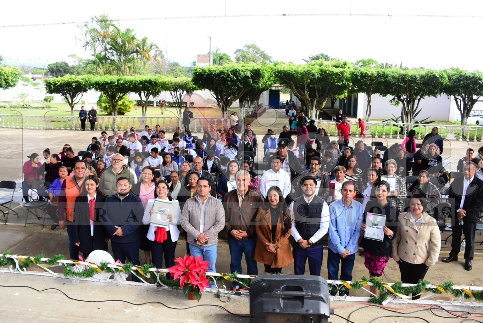 Entrega presidente municipal Gerardo Rosales Victoria escrituras a escuelas