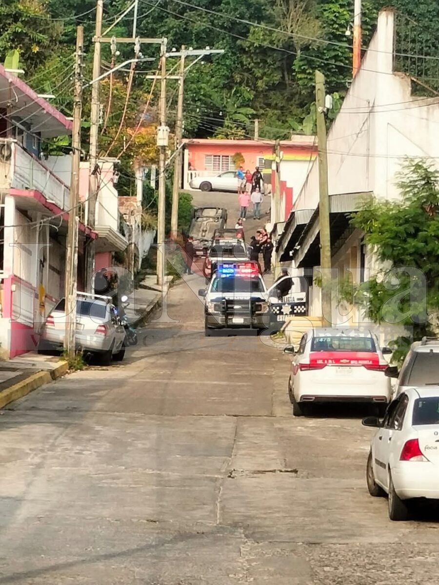 Maestra,Pierde el control de su automóvil y termina volcada en Papantla