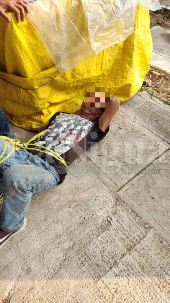 Amarran a presunto delincuente.