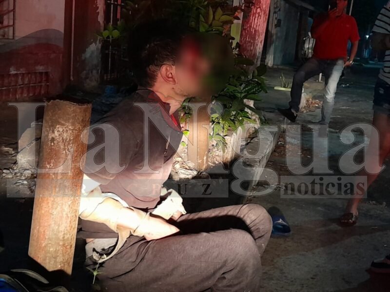 Detienen a sujeto por agredir a un hombre y causar destrozos en local