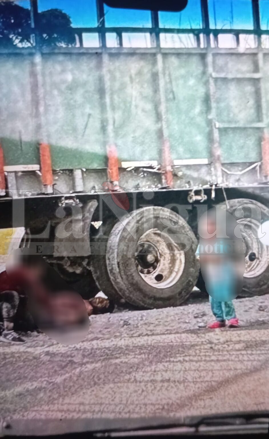 Familia en motocicleta choca contra camión cañero; un menor falleció