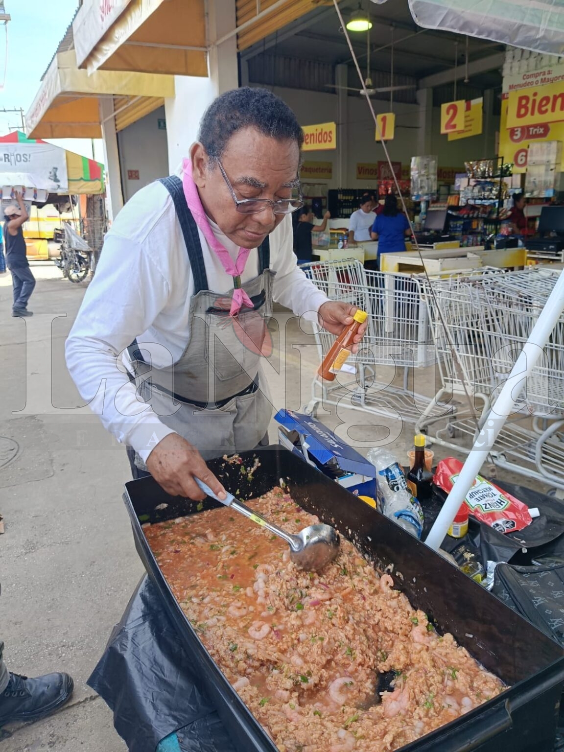 Comerciante de Las Choapas, agradece a sus clientes con rico ceviche.