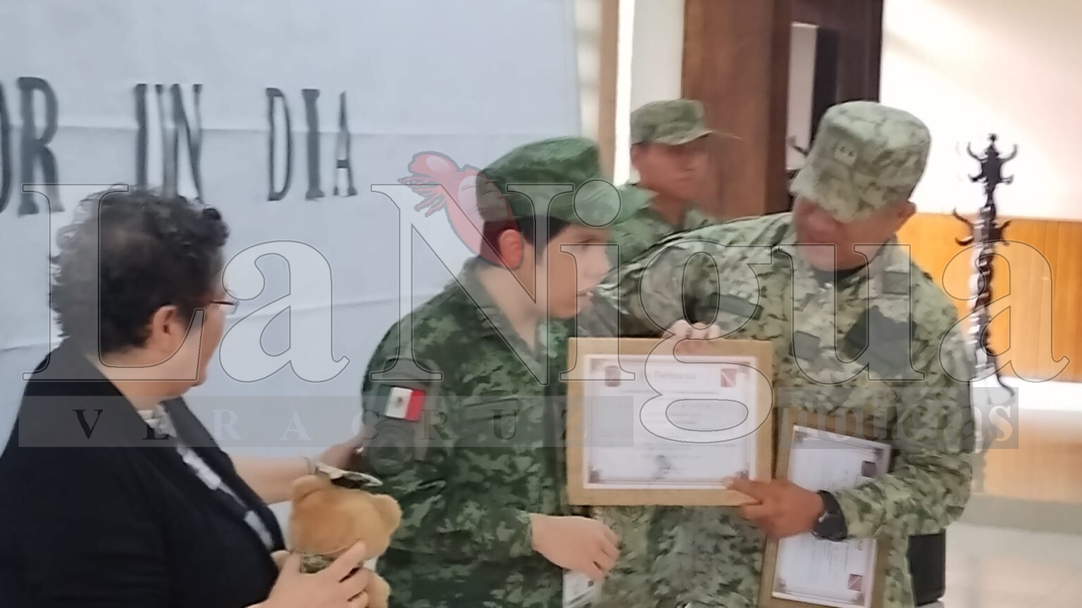 Designan a jovencito con capacidades diferentes cómo “Soldado por un Día” en Coatzintla.