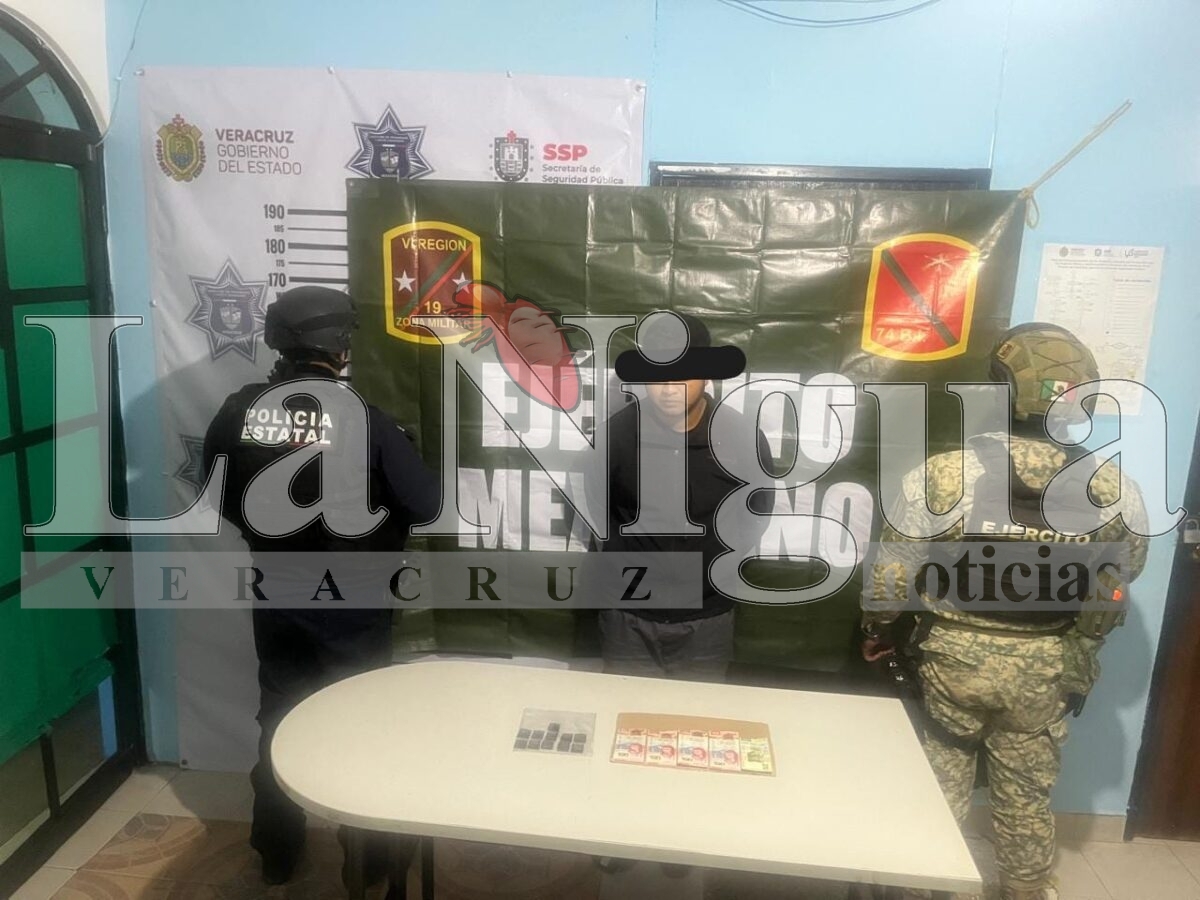 Ejército Mexicano detiene a un individuo con bolsas de  cristal.