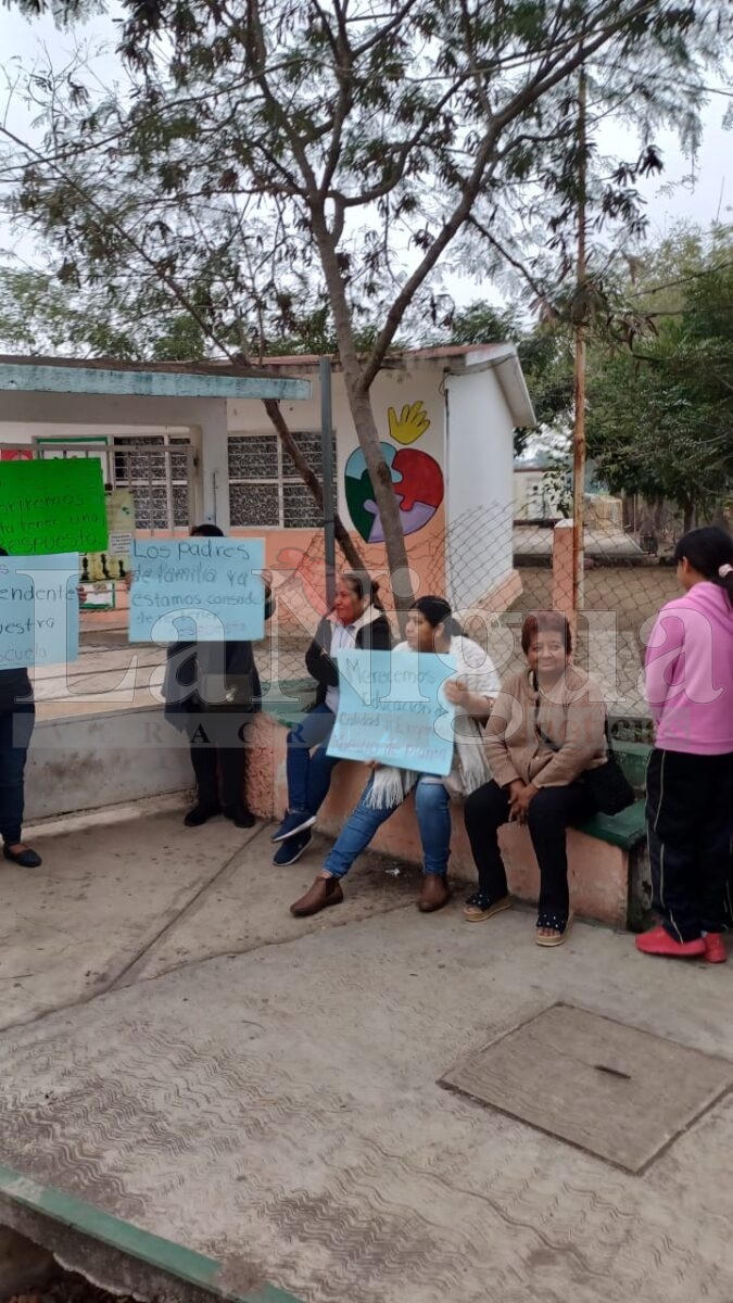 Padres de Familia Toman Telesecundaria en Paso del Macho: Exigen Profesor y Personal de Limpieza