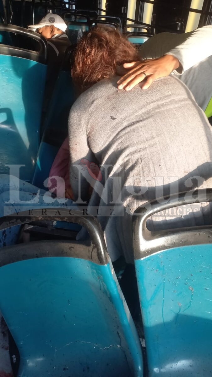 Choca autobús de transporte público contra tráiler.