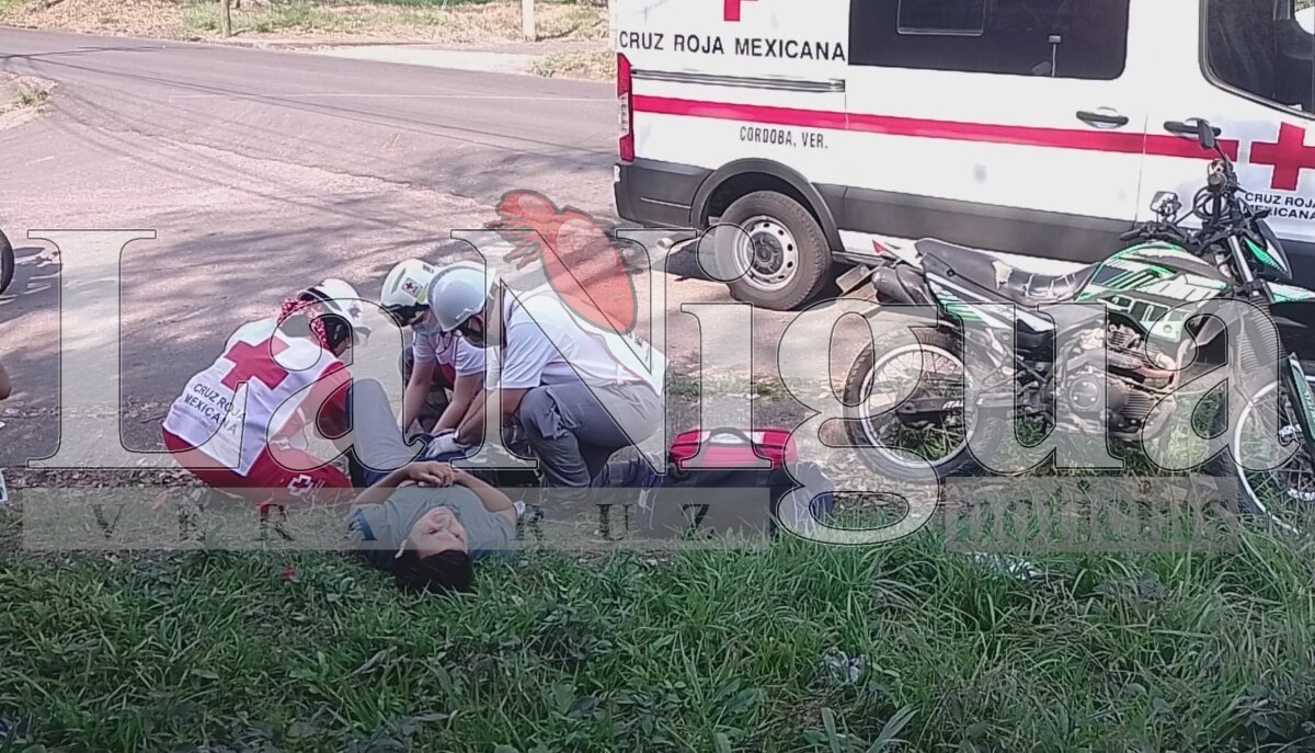Motociclista es impactado por un vehículo que logró darse la fuga.