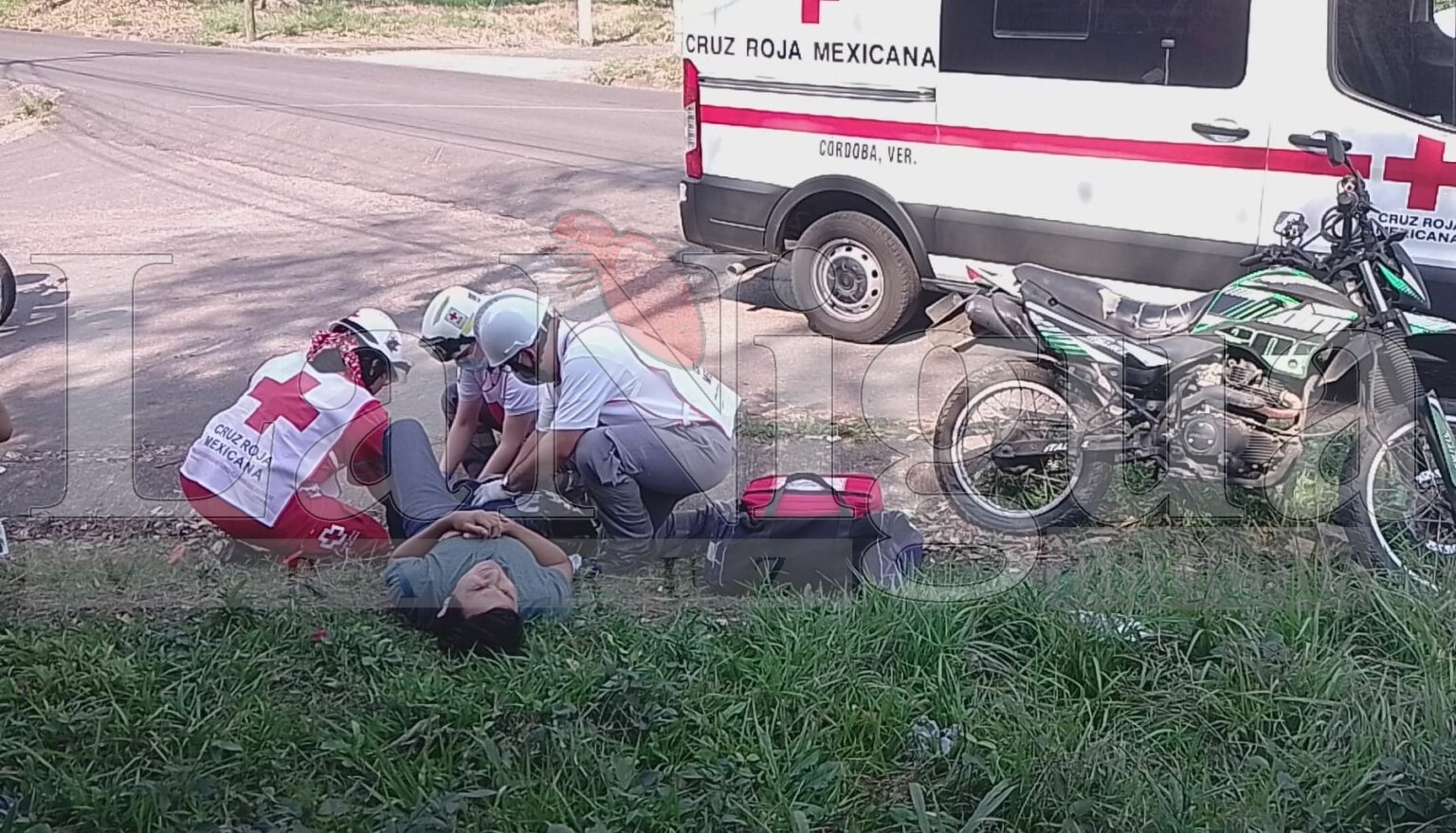 Motociclista es impactado por un vehículo que logró darse la fuga.