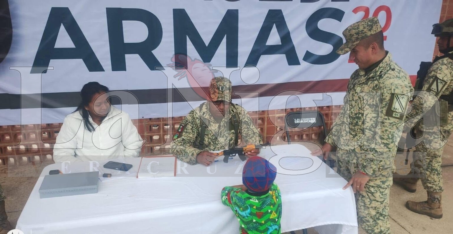 Un niño de cinco años entrega su arma de juguete a militares en Cosoleacaque.
