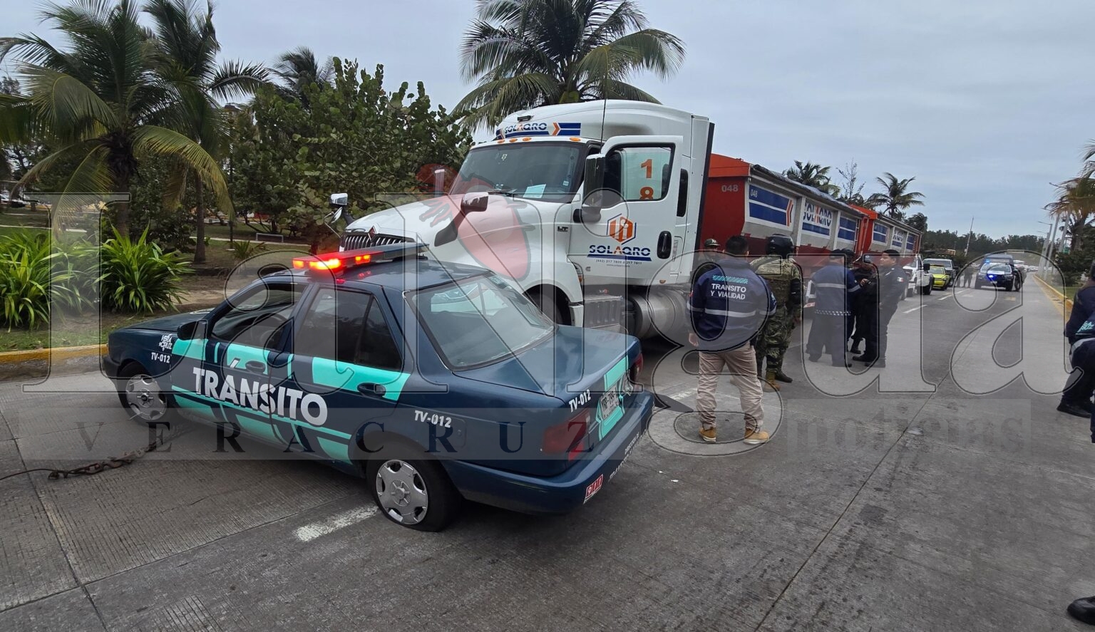 Tráiler Arrastra a Patrulla de Tránsito por Más de 500 Metros en Veracruz