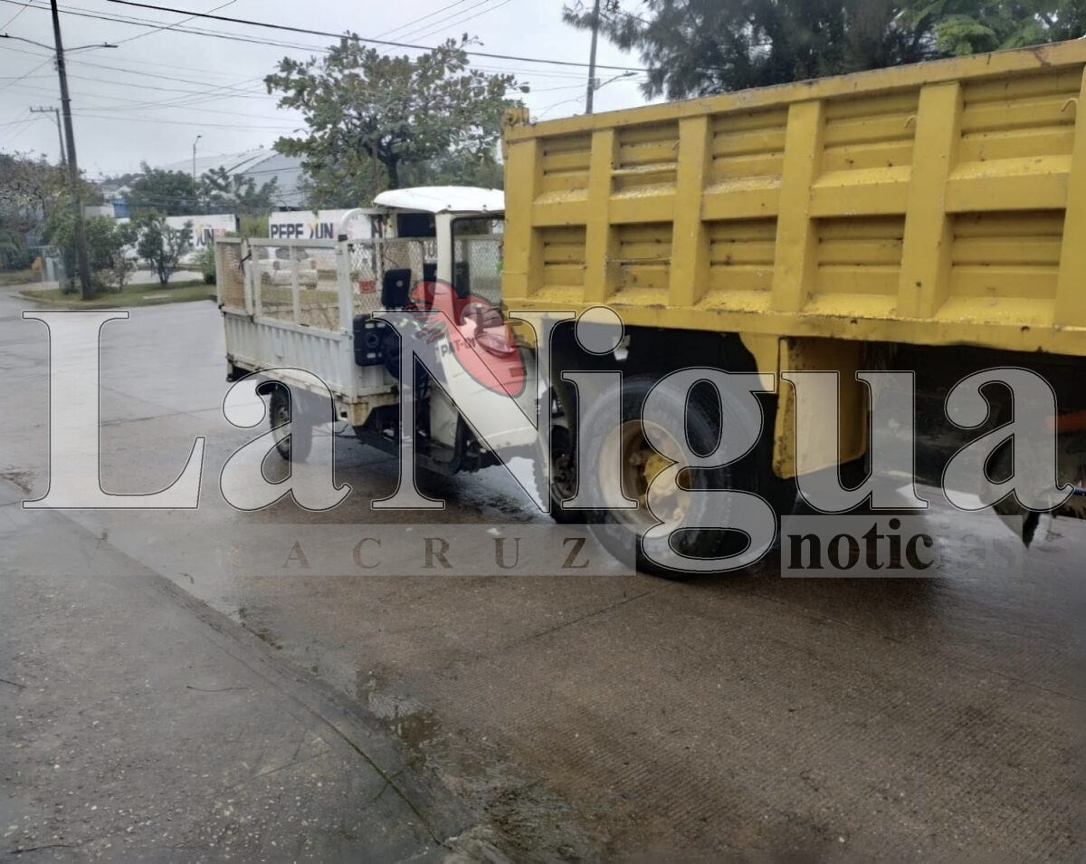 Chocan trimoto del Ayuntamiento nanchitense contra un volteo IMG 20250123 WA0129