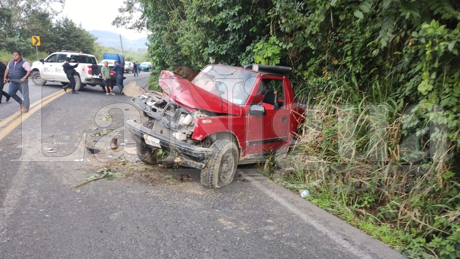Irresponsable conductor, provoca fuerte percance y abandona sus victimas en Papantla
