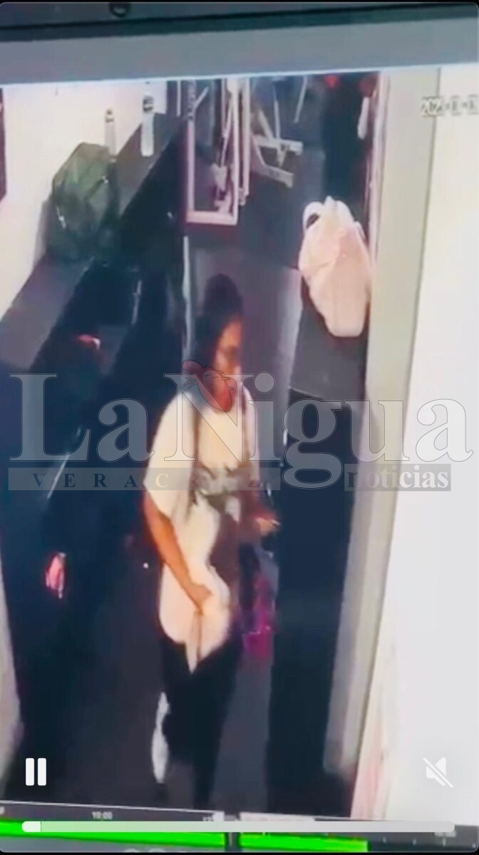 Joven es captada robando dinero en efectivo dentro de un gimnasio en Minatitlán