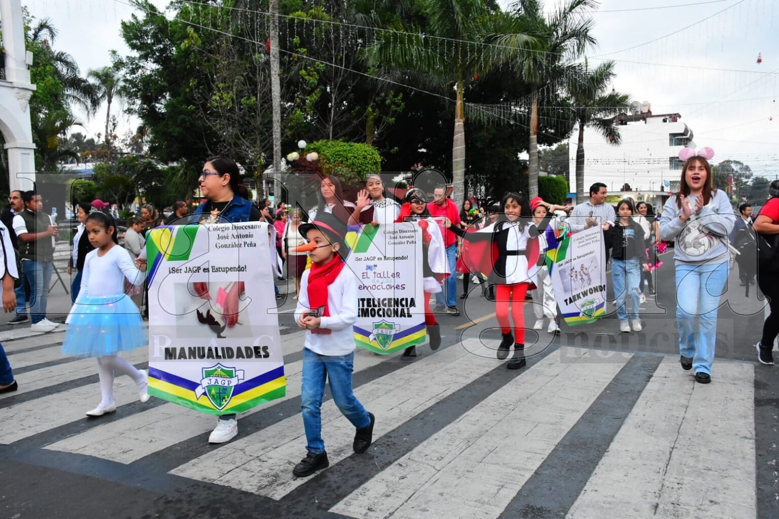 Gran desfile navideño alegra las calles de Fortín