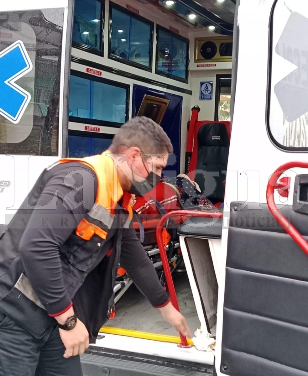 Derrape de motocicleta deja a madre e hijo lesionados en el bulevar de Las Choapas