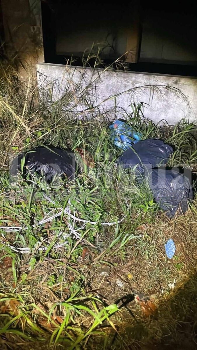 Camioneta del Ayuntamiento de Minatitlán, es captado tirando basura en Cosoleacaque.