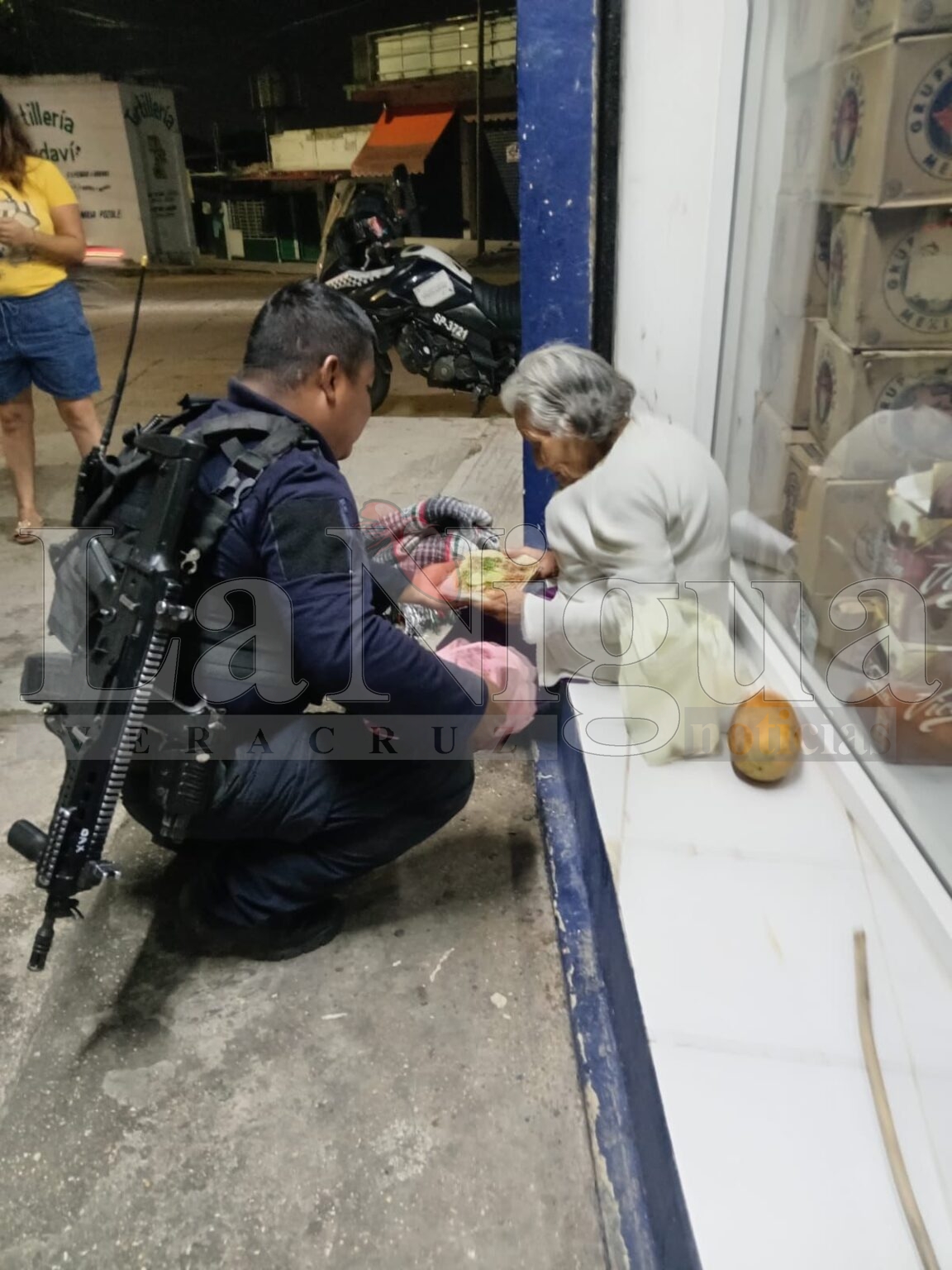Policía brinda apoyo a adulta mayor.