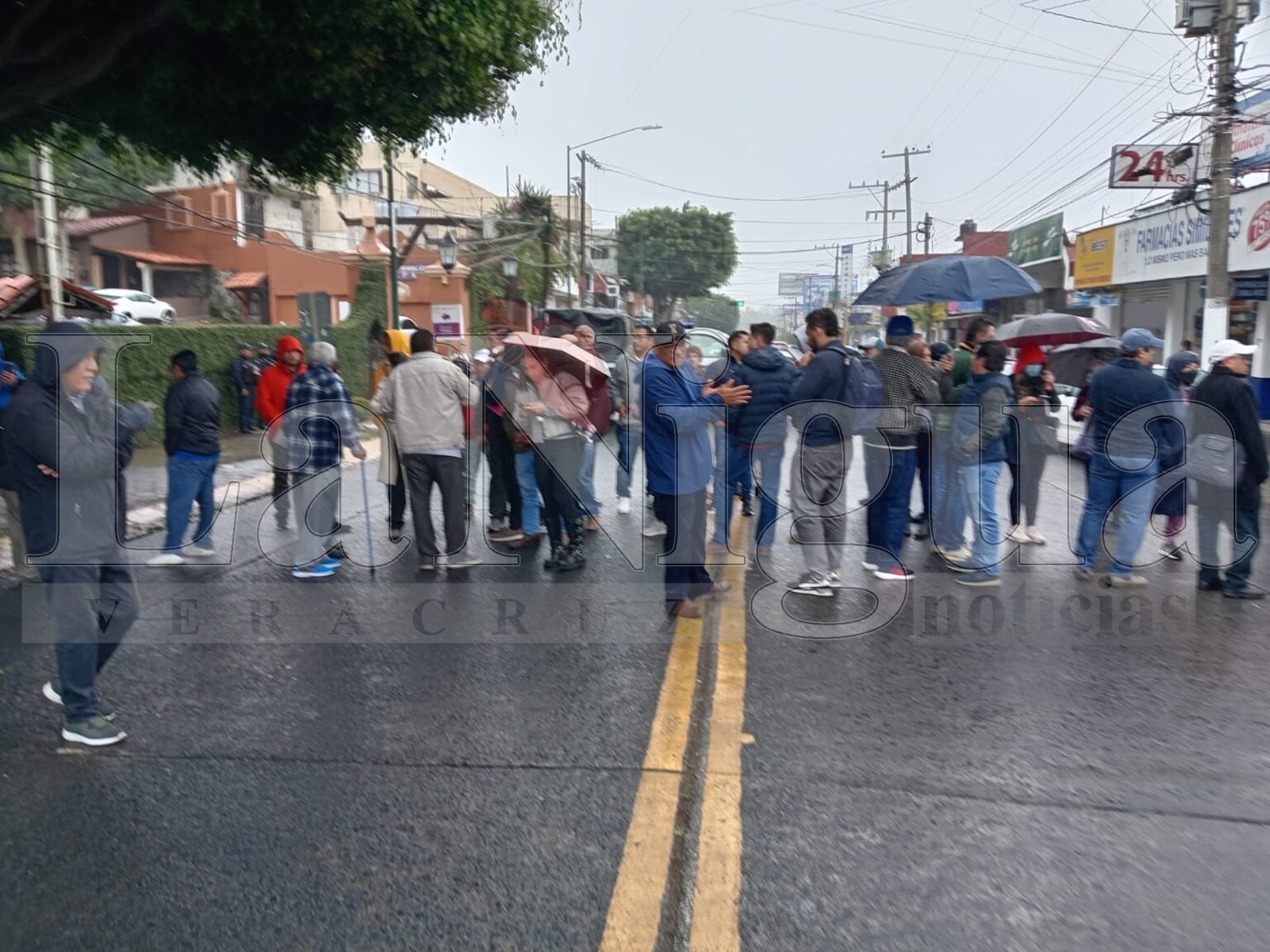 Ciudadanos bloquean Avenida 20 de Noviembre en Xalapa exigiendo entrega de licencias de conducir
