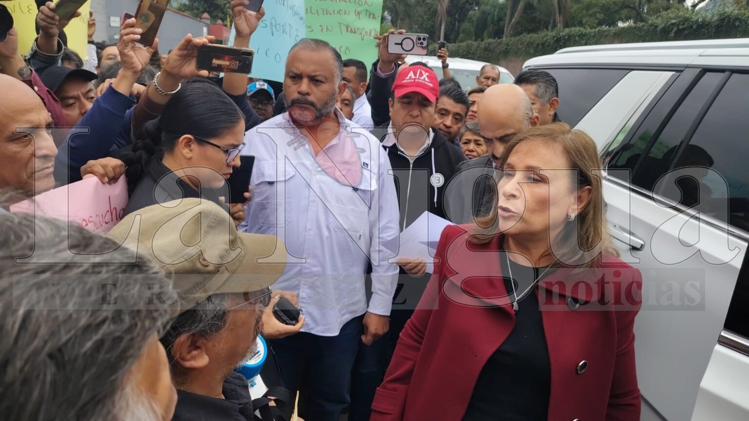 Gobernadora Rocío Nahle atiende a taxistas en Río Blanco