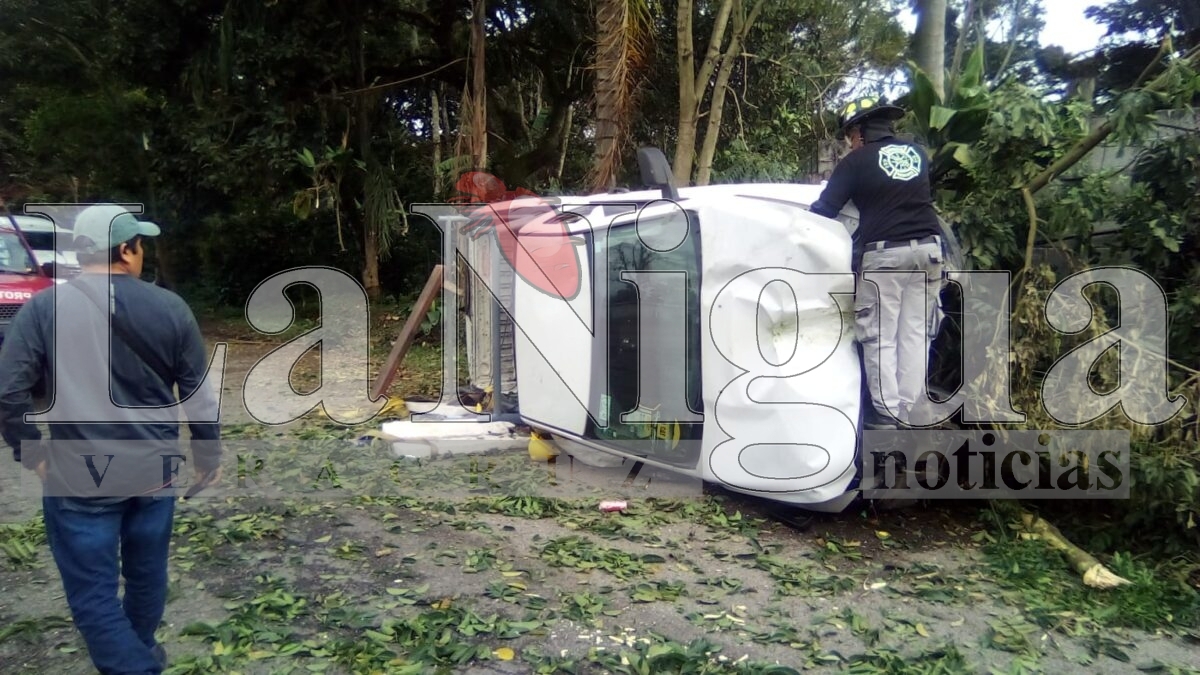 Camioneta termina volcada en libramiento Fortín-Huatusco; no se reportan lesionados