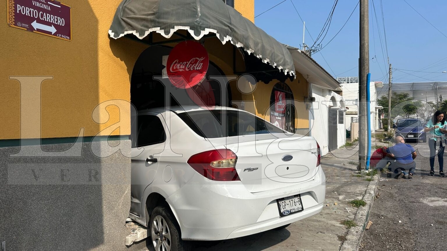 Pierde el control y se mete a tienda de abarrotes en Boca del Río