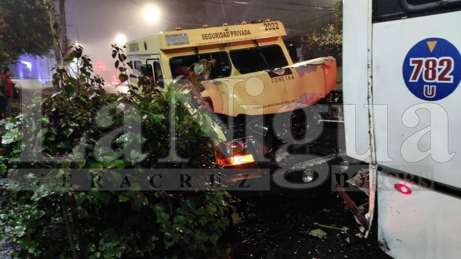 Camioneta de valores choca contra autobús de pasajeros en Xalapa
