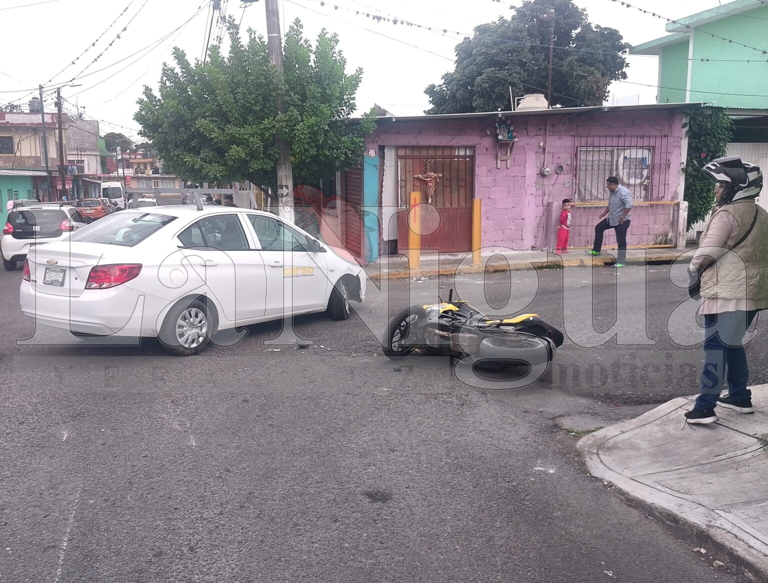 Carro de Carso se lleva a motorista