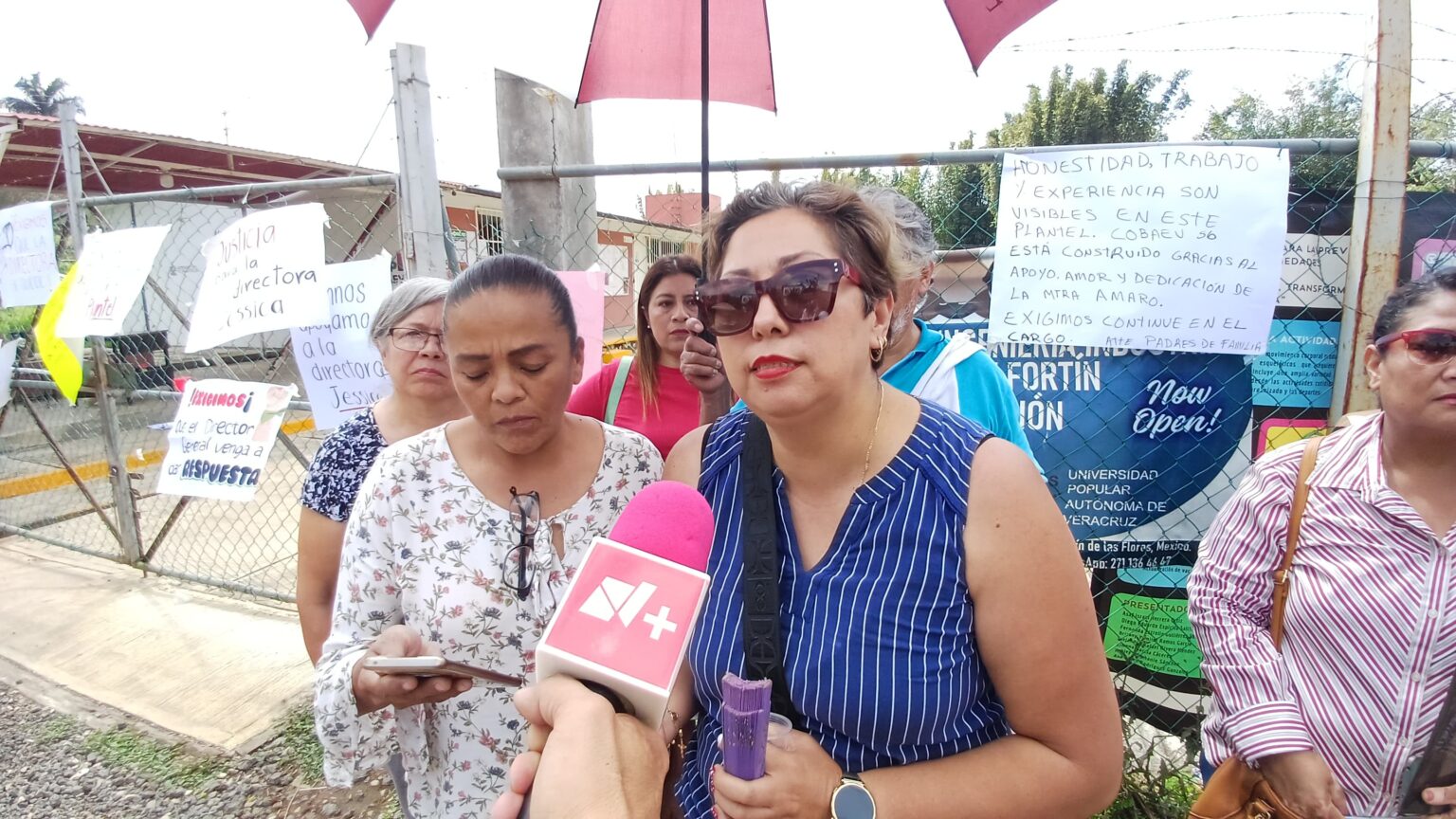 Padres y alumnos del COBAEV 56 en Fortín se oponen a la destitución de su directora