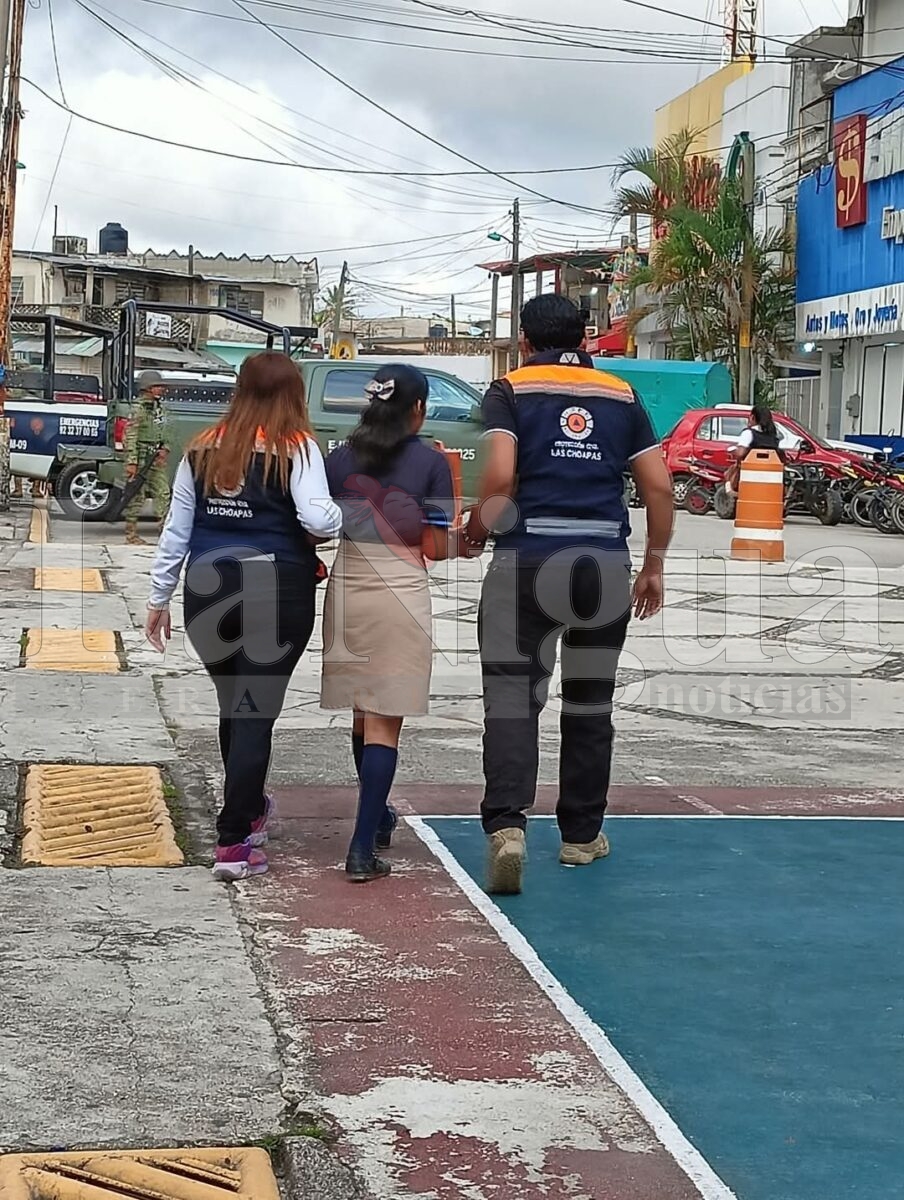 Cuatro menores reciben atención médica tras presentar malestar en evento cívico en Las Choapas