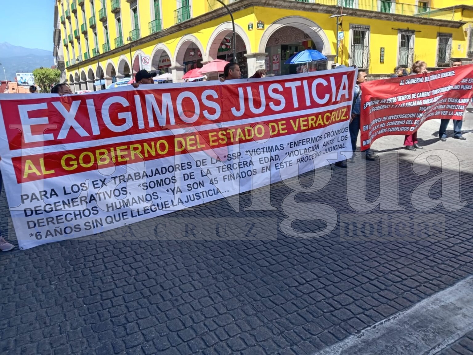 Ex Policías Intermunicipales Bloquean Calle Enríquez Exigiendo Pago de Liquidación