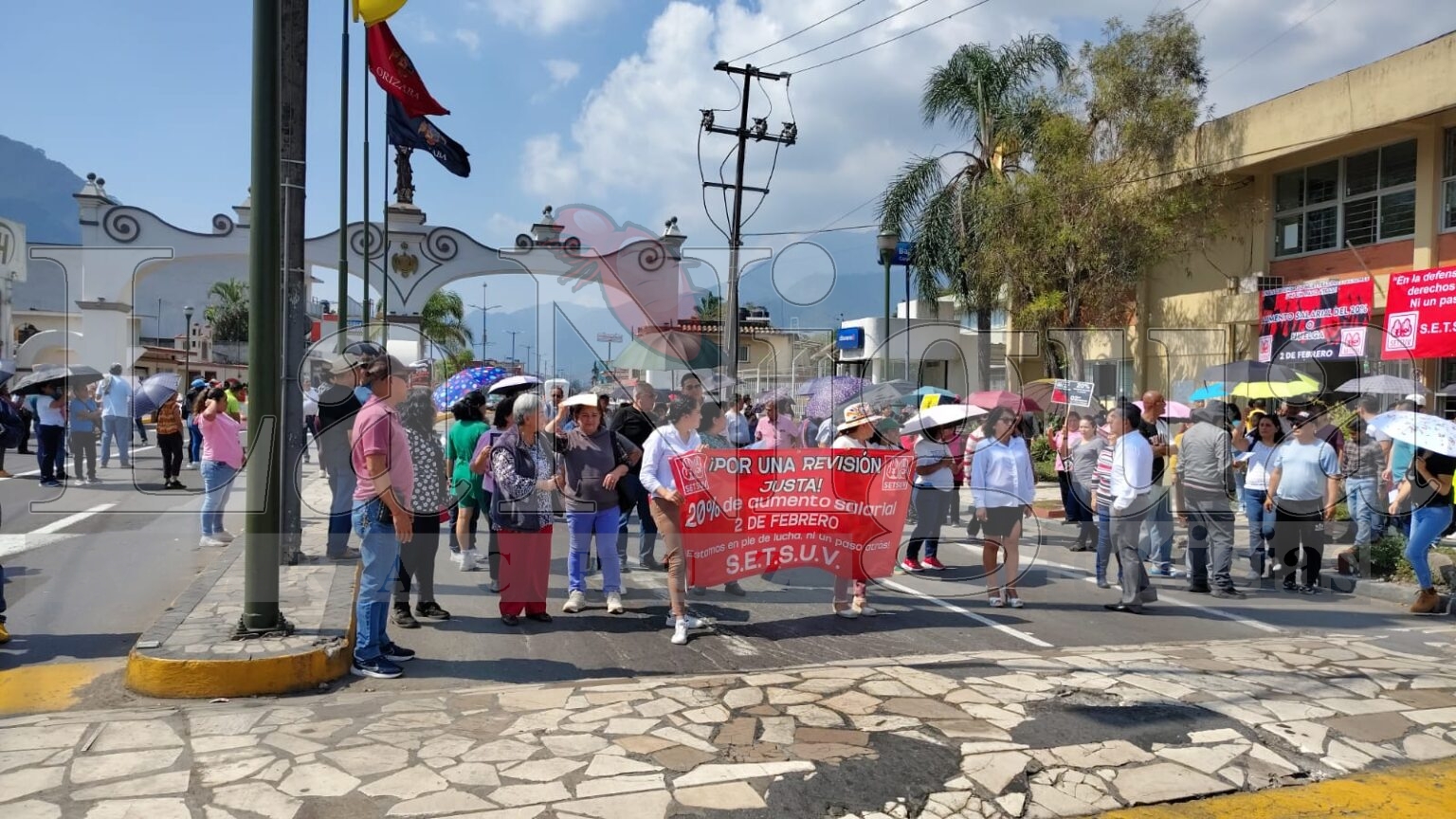 Trabajadores del SETSUV bloquean vialidades en Orizaba en demanda de aumento salarial