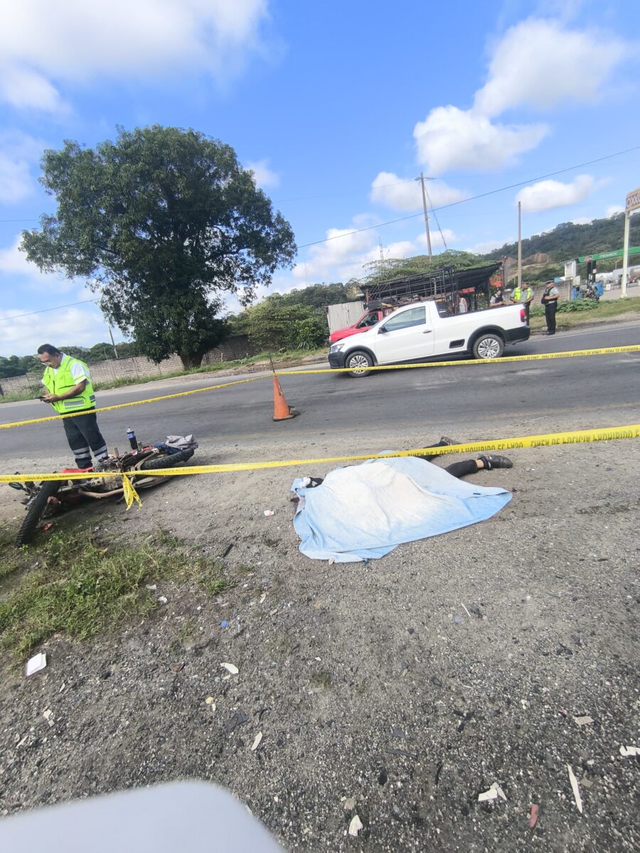 Un fall3cido y un h3rido dejó el impacto de un vehículo fantasma contra un motociclista en Nuevo Teapa