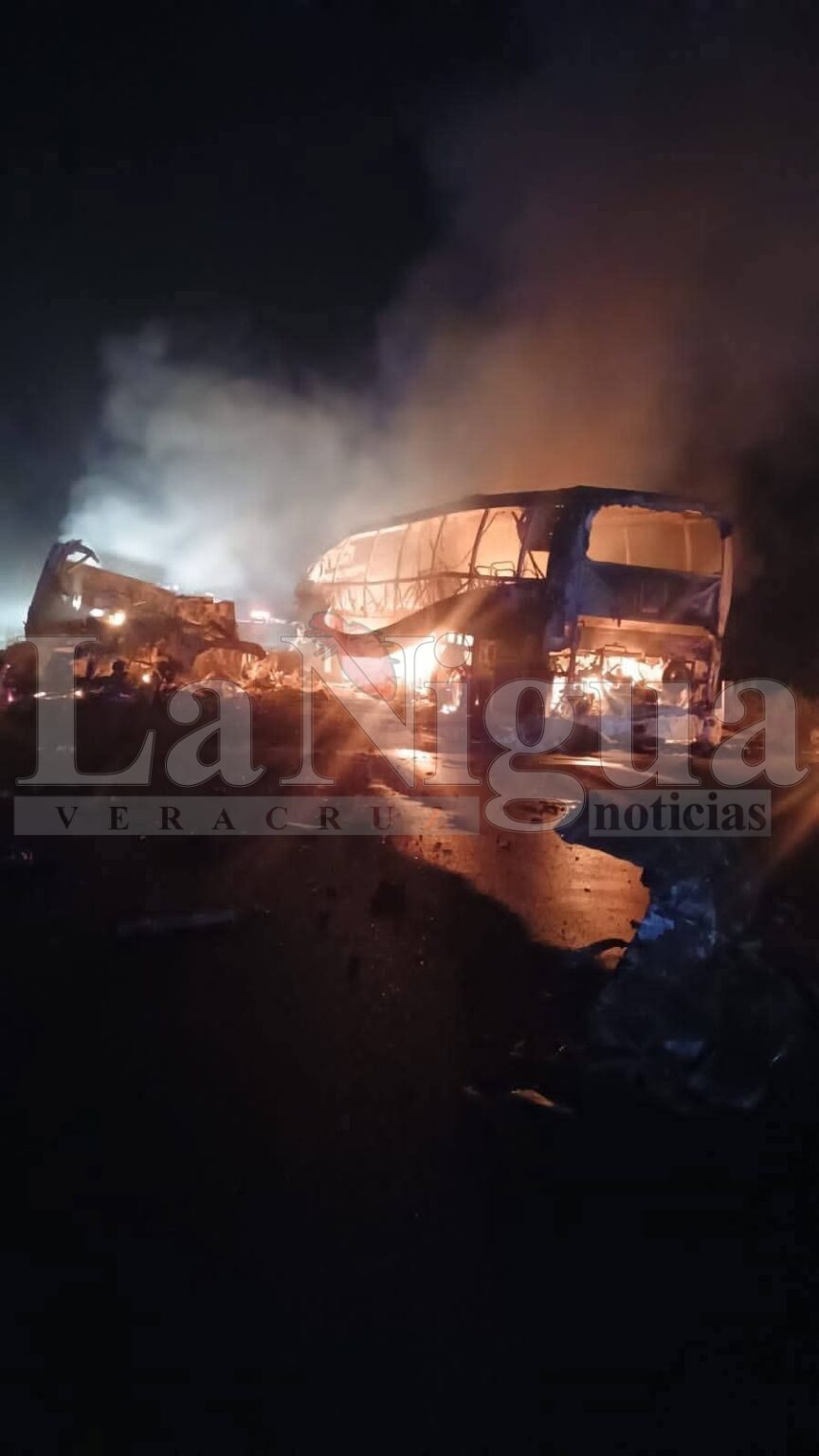 Tragedia en carretera: Autobús de la línea Acosta se incendia tras choque en Escárcega