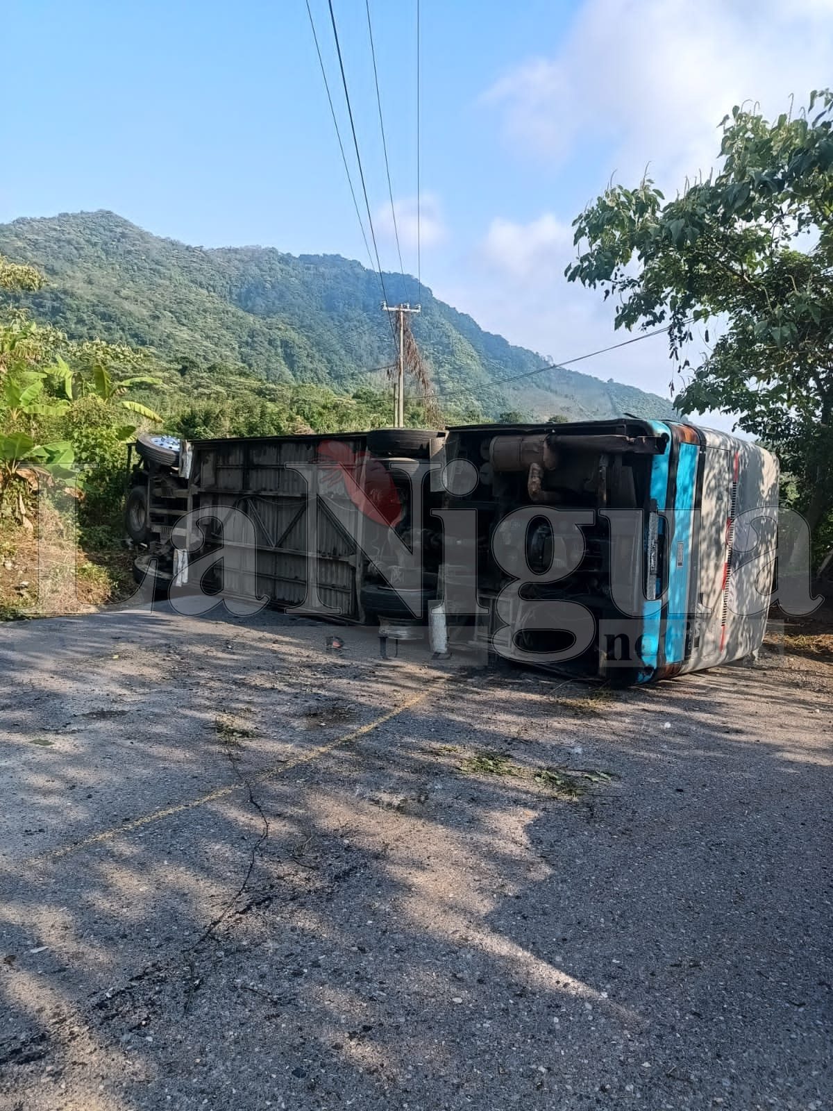 Aparatoso accidente de un autobús turistico en Filomeno Mata 2 Imagen de WhatsApp 2025 02 08 a las 12.21.49 329a47b2