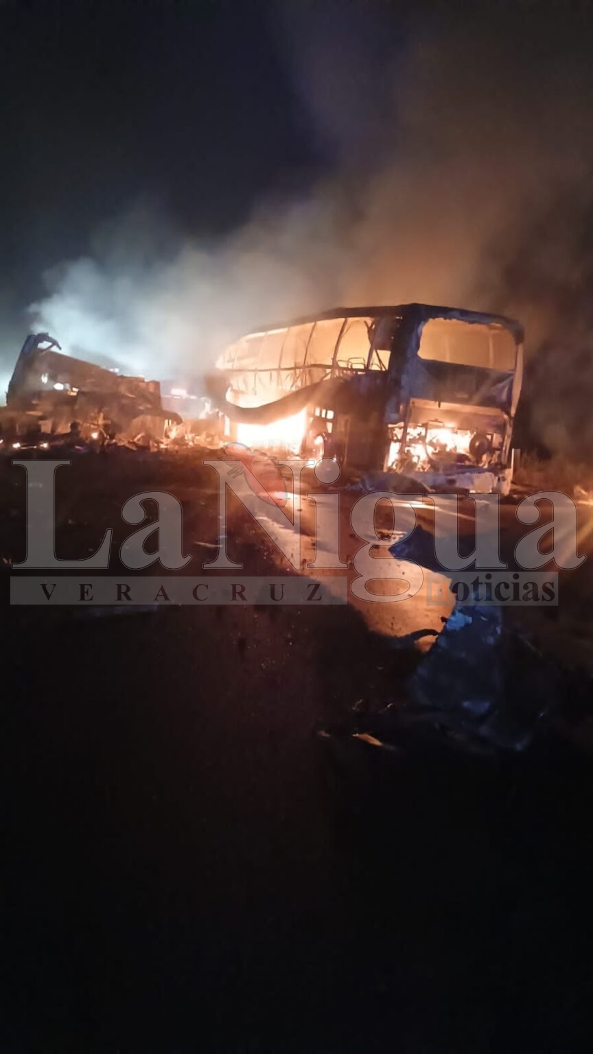 Tragedia en la carretera Villahermosa-Escárcega: choque entre tráiler y autobús deja múltiples víctimas