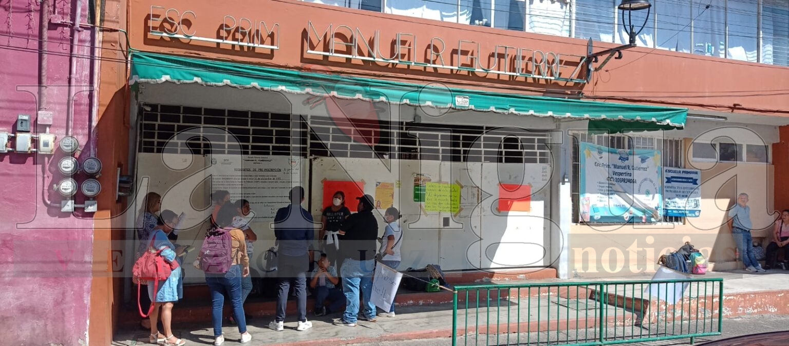 Padres de familia toman escuela en Xalapa por falta de docentes