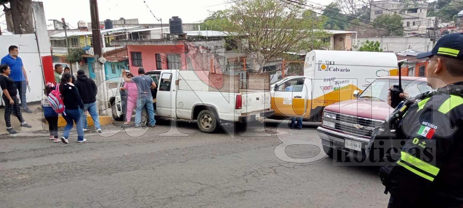 Choque entre camionetas en Córdoba deja daños materiales y bloqueo vial