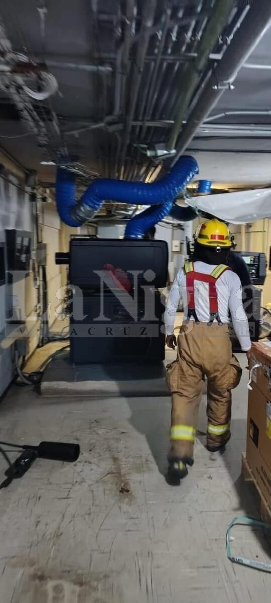 Controlado incendio de transformador en Cinépolis Minatitlán; evacuan a personal y clientes. 2 img 20250223 wa01078342814565108767537