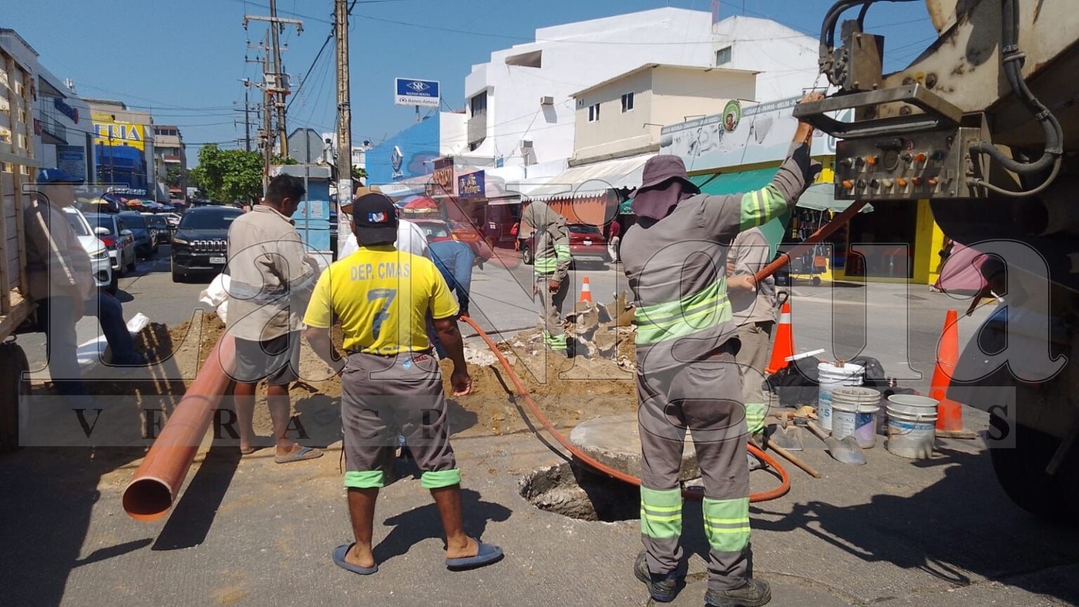 Fugas de agua potable, problema constante por tuberías viejas en Coatzacoalcos; reparan en promedio cinco por día